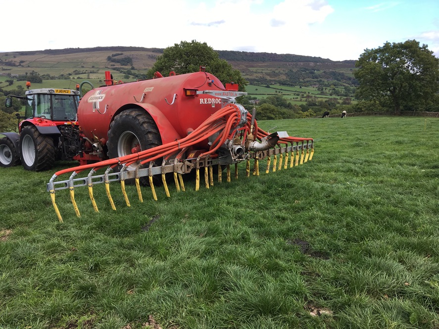 Slurry spreading with dribble bar Slurry spreading with dribble bar